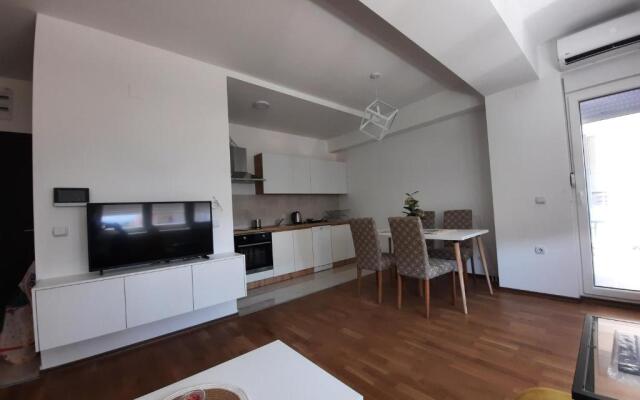 New modern 1 bedroom apartment with free parking