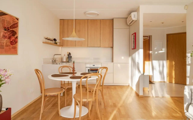 Freshly Renovated Apartment Next To Old Down