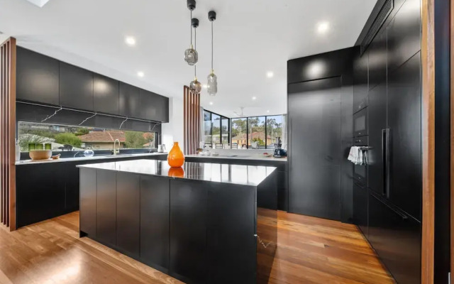 Luxurious 2-bed: Pool, Lift, Dining