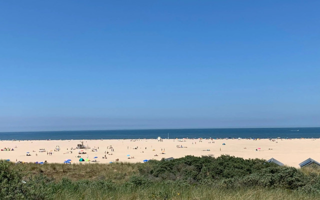 Dijkhofje, dichtbij strand, zee en meer.