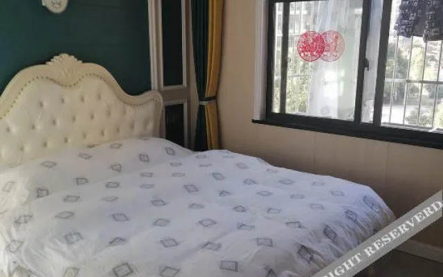 High-Speed Rail V9 Fashion Boutique Apartment