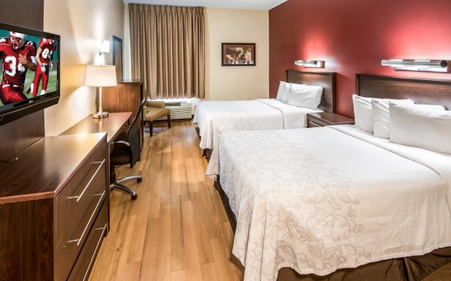 Red Roof Inn PLUS+ Long Island - Garden City