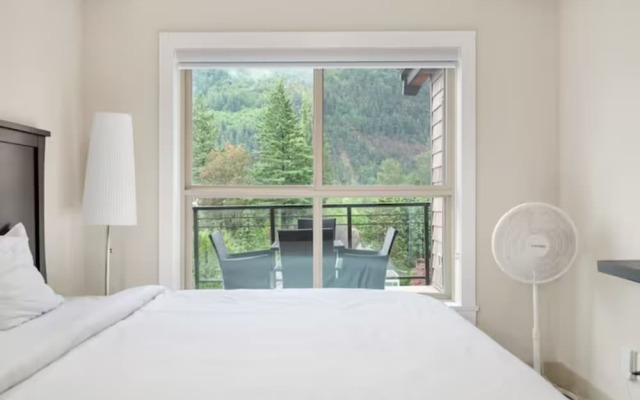 Modern 4BR Penthouse With Lake Views