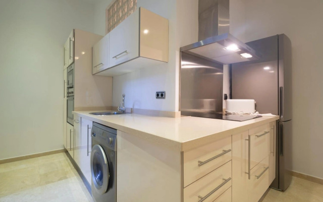 APARTAMENTOS DELUXE PALACIO DE LOS JERÓNIMOS free parking