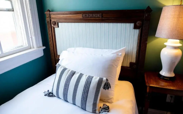 Chart House Inn