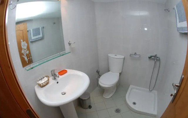 Nikos Hotel and Apartments