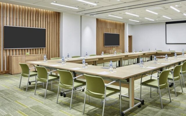 Hilton Garden Inn Dubai, Mall Avenue
