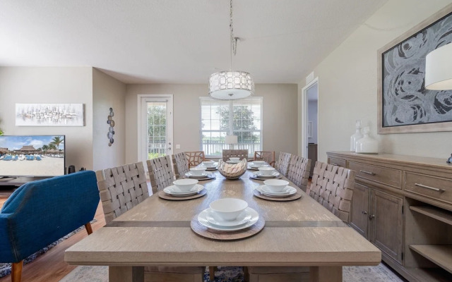Casa Lucia Lakeview 3 Bedroom Condo by RedAwning
