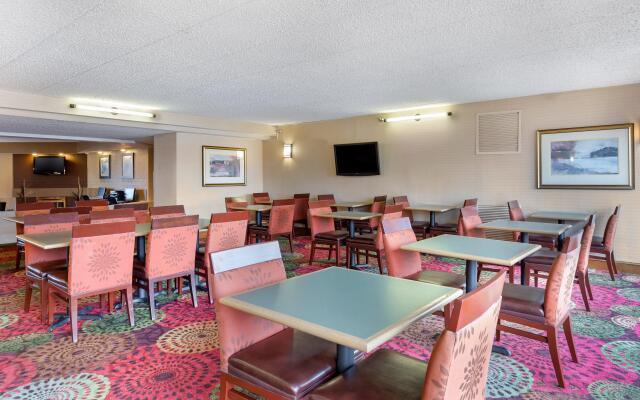 Holiday Inn Express Chicago-Downers Grove, an IHG Hotel