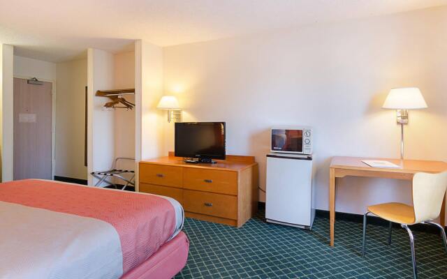 Econo Lodge Inn and Suites