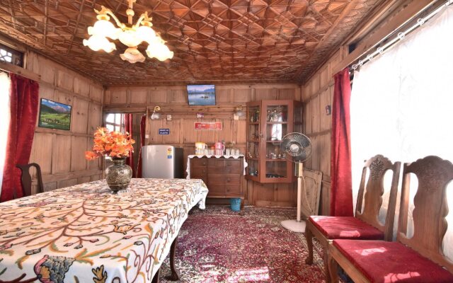 Golden Hopes Group Of Houseboats