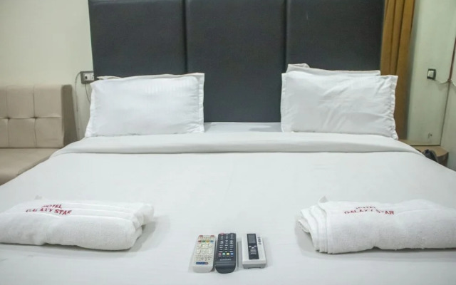 OYO 6883 Hotel Galaxy Star