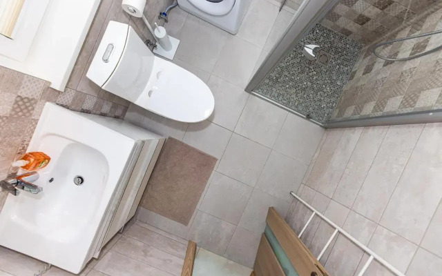 Bright 2bedroom home @terrace+parking, by Cohost