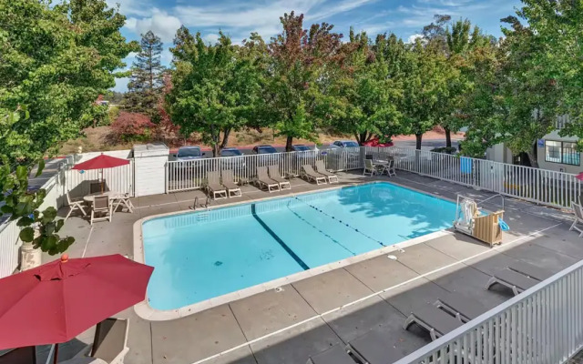 Super 8 by Wyndham Santa Rosa North