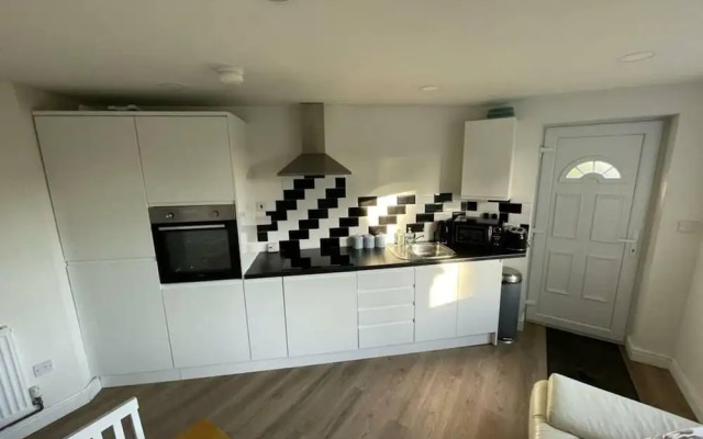 Modern 1 bed Apartment, 10 Mins to Leeds City Cent