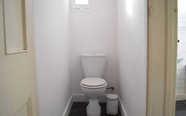 Spacious 4 Bedroom House Close to Tooting Station