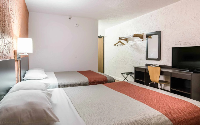 Motel 6 Naperville, IL
