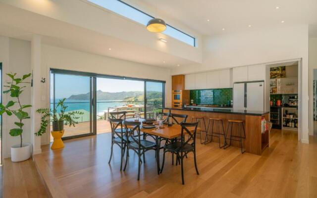 Hosts on the Coast Ātaahua.