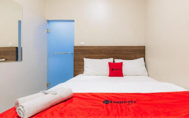 RedDoorz near Taman Palem