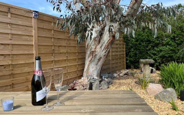 3 Bed House - Sleeps 5 - Pets - Garden - Parking