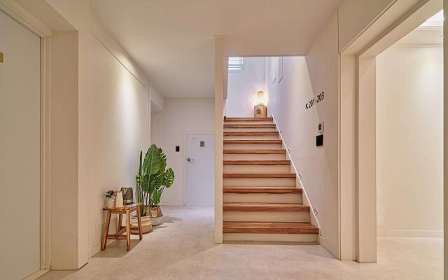 BUTLER:LEE RAILPARK-Caters to Women