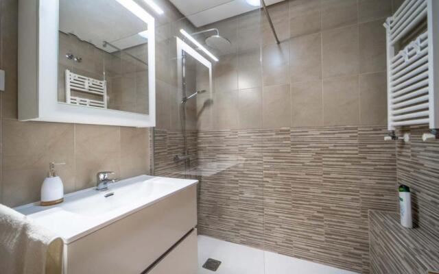 Modern Bright Two Bedroom Apartment With Pool Views - CO1022LT