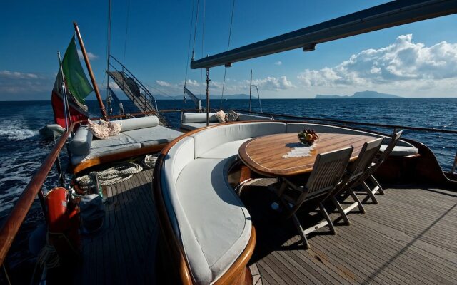 Plaghia Charter Boat & Breakfast