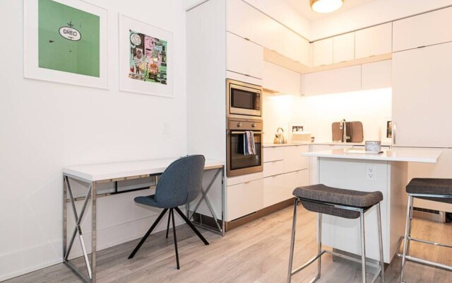 Modern 1 Bedroom Condo With CN Tower Views
