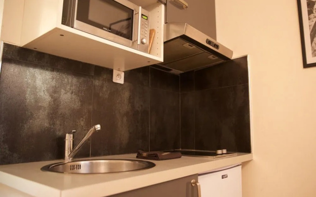 Montmartre Apartments Leo Ferre