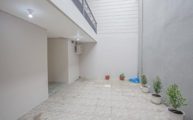 RedDoorz Near Ciputra Golf Surabaya