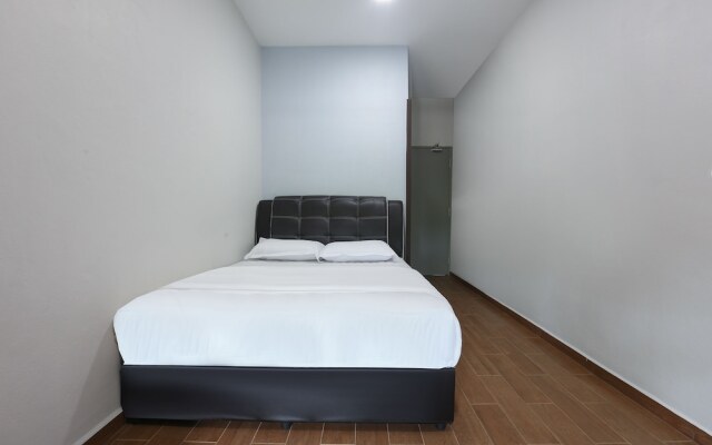 OYO 89859 PP Traveller's Hotel