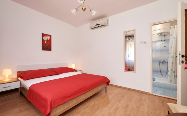 Room Ivo - with garden: R2 Trogir, Riviera Trogir