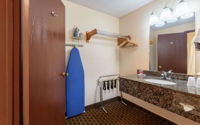 Econo Lodge Inn & Suites Hillsboro - Portland West