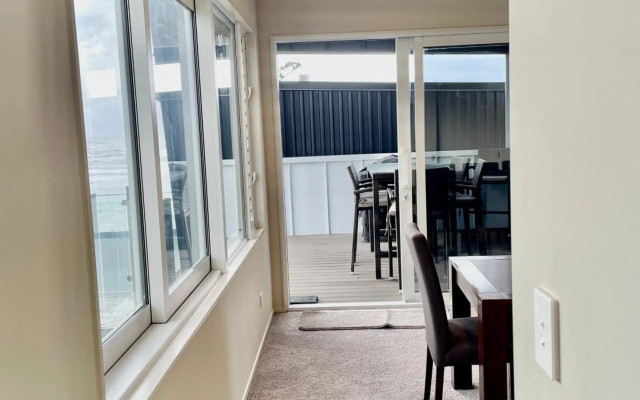 The White Haus - Waihi Beach Upstairs Holiday Unit