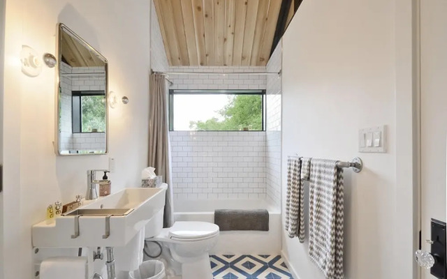 1BR SoCo Treehouse Studio by RedAwning