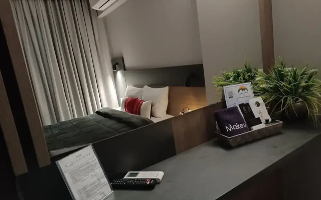 Elizabeth Queen Luxury Rooms