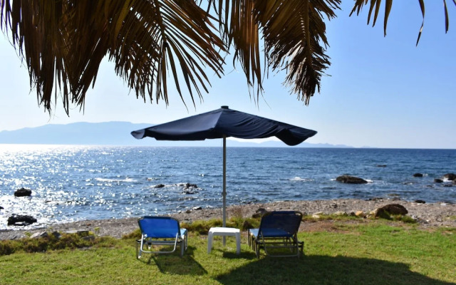 "house Just on the Beach -included 2 Canoe and 2 Bicycles"