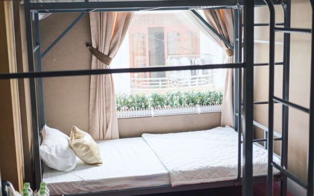 White Hotel - Hostel