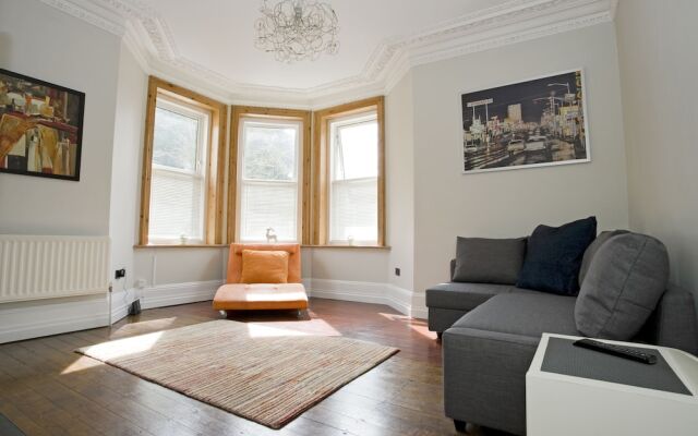 Gardens View - Large 2 Bedroom Apartment