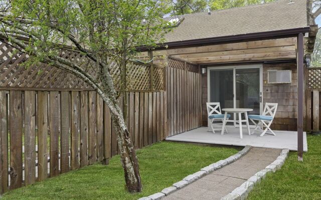 Village Latch Inn Hotel