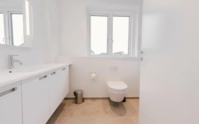Stunning 2-bed w Large Balcony