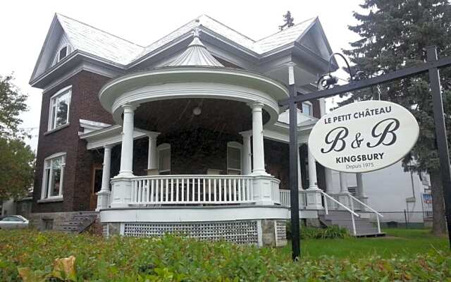 Le Petit Château Montebello B&B