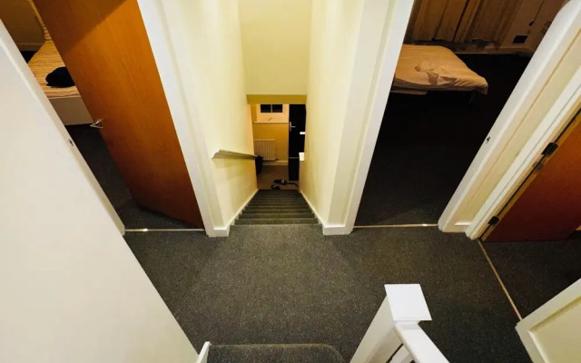 Stunning 5-bed House in Peterborough, Host 15 g