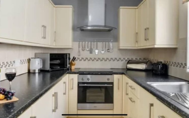 Two Bedroom Maisonette With Balcony and sea Views