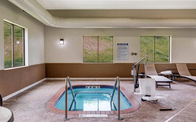 Comfort Suites Bridgeport - Clarksburg