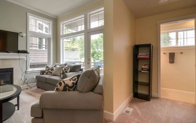 Seattle Vacation Home: The Gallery