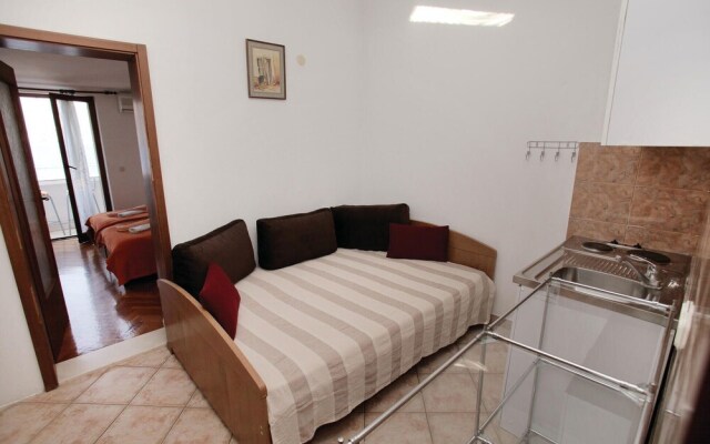 Amazing Home in Okrug Donji With 5 Bedrooms