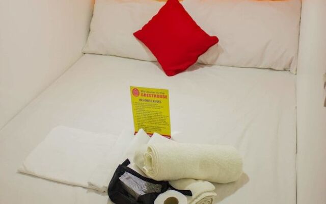 LUXS Capsule Hotel - Hostel - Adults Only
