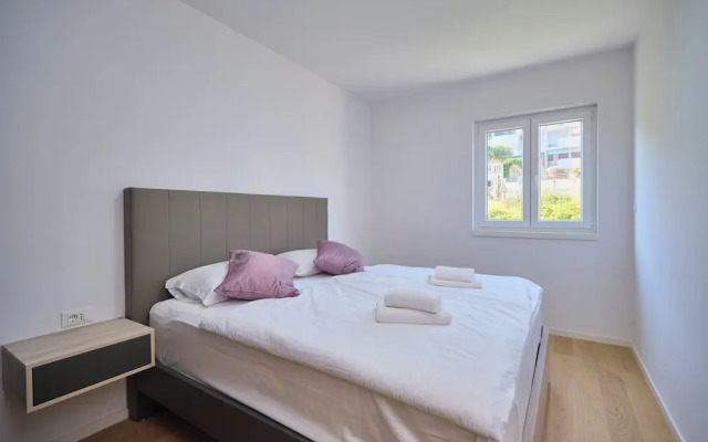 Tropic Night Apartment by Litto