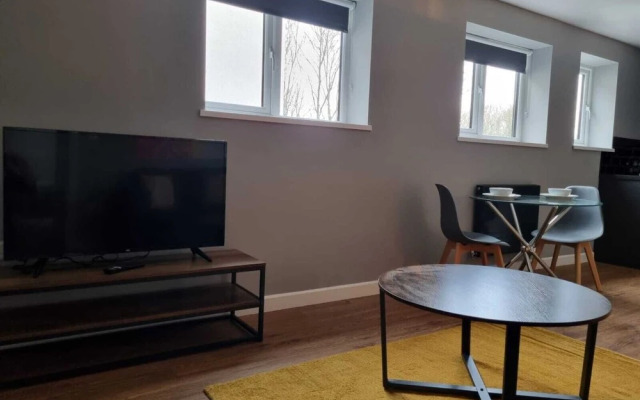 Charming 1-bed Apartment Near Redditch Town Centre